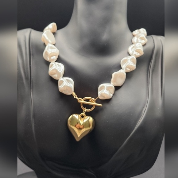 Elegant Gold Irregular Pearl Necklace with Heart Pendant, Luxury Women’s Jewelry - Picture 4 of 4